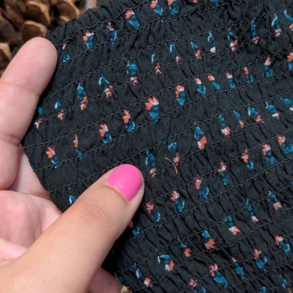 🌼Medium Black + Floral Crop Top🌼 - Picture 6 of 7